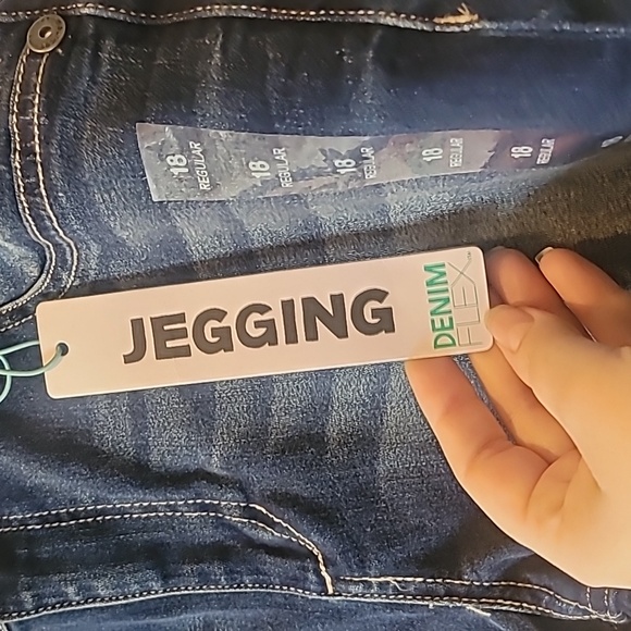 Regular Fit Jeans - Picture 3 of 5